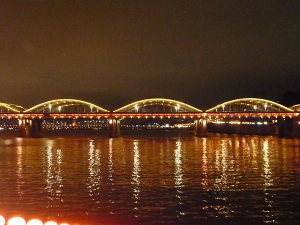 大韓民国 (韓国)・プサン「アンニョン！South Korea!」の写真：夜のハンガン。
遊覧船に乗ったら橋から噴...