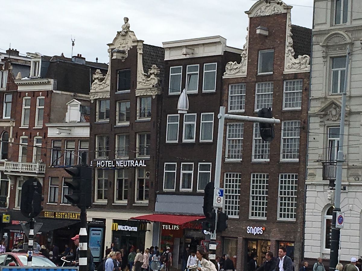 アムステルダム中央駅、傾きかけた古い建築、中世料理のレストラン、チーズ屋さん🧀