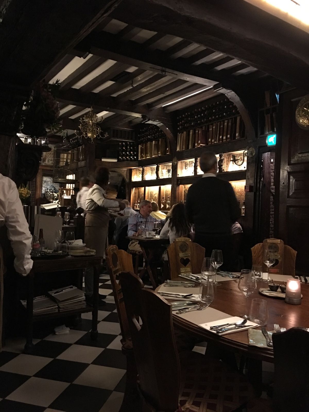 アムステルダム中央駅、傾きかけた古い建築、中世料理のレストラン、チーズ屋さん🧀