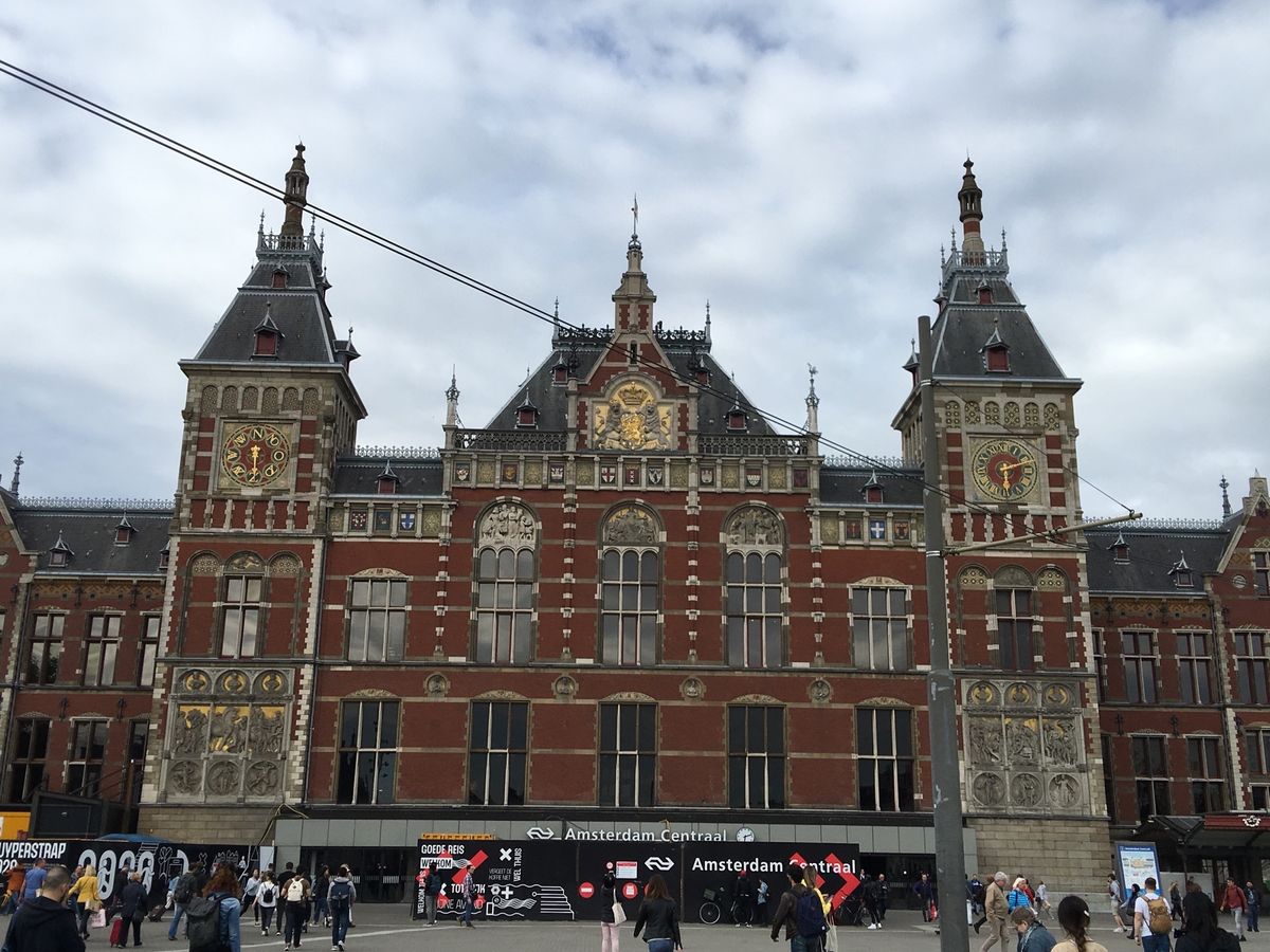 アムステルダム中央駅、傾きかけた古い建築、中世料理のレストラン、チーズ屋さん🧀