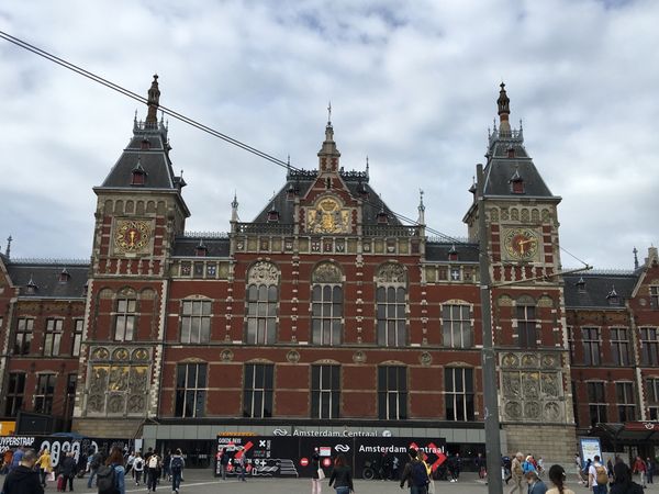 オランダ「アムステルダムの街」の写真：アムステルダム中央駅、傾きかけた古い建築...