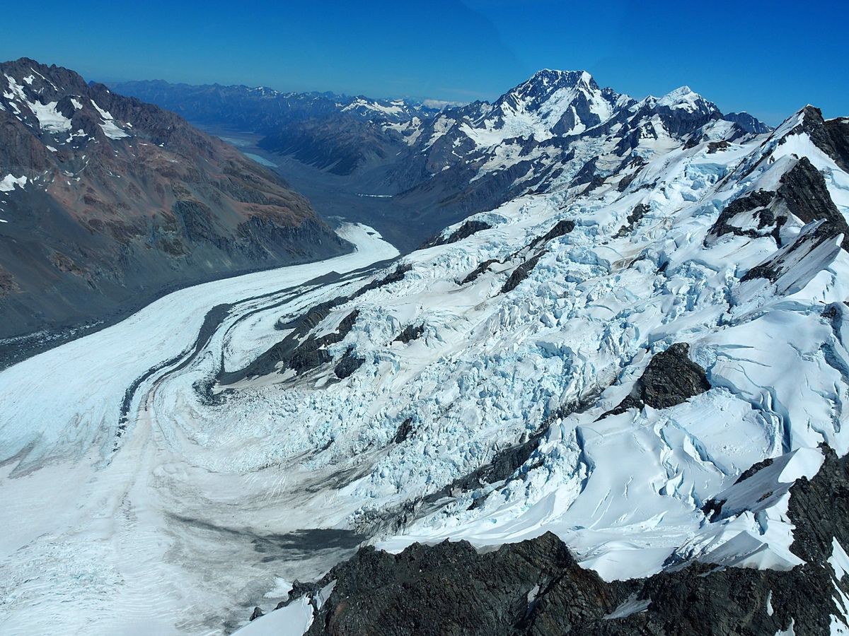 アオラキ・マウントクック国立公園遊覧飛行
テカポ発で約1時間の遊覧飛行に出...