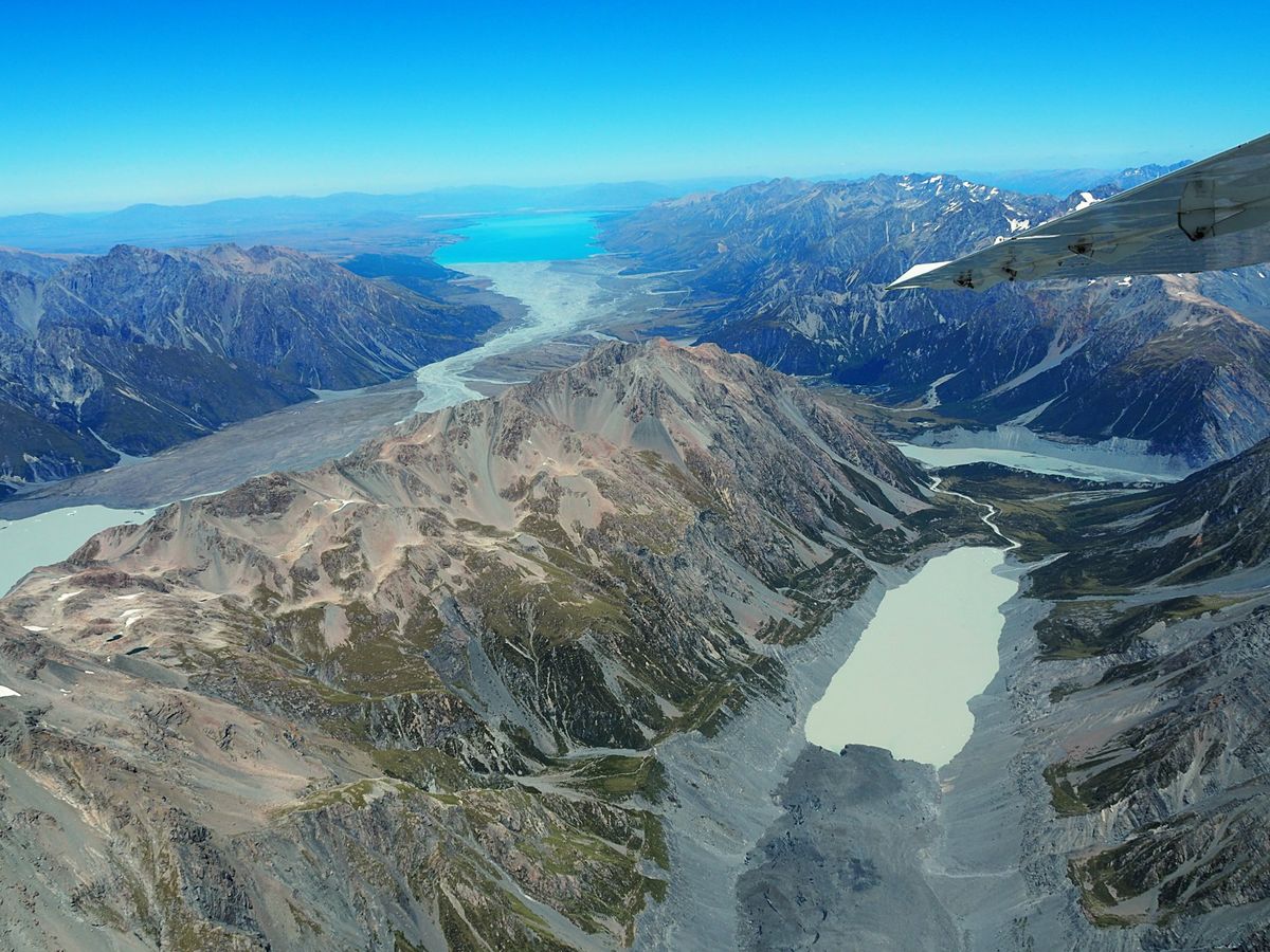アオラキ・マウントクック国立公園遊覧飛行
テカポ発で約1時間の遊覧飛行に出...