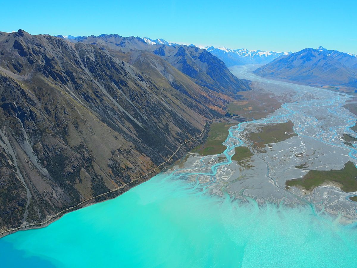 アオラキ・マウントクック国立公園遊覧飛行
テカポ発で約1時間の遊覧飛行に出...