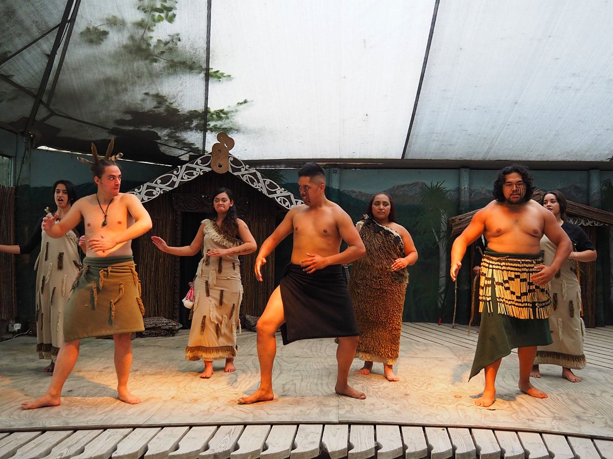 クライストチャーチ
キウイがいるウィロウバンク動物園は、マオリ族のハカやマ...