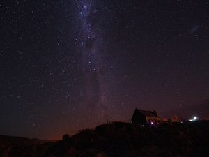 レイクテカポ
夜空の星も、昼間の晴天と湖の青さも美しい湖畔
羊飼いの教会も有名