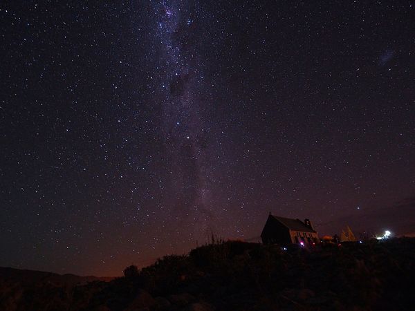 ニュージーランド「ニュージーランド　南島ぐるっとドライブ旅行」の写真：レイクテカポ夜空の星も、昼間の晴天と湖の青さ...