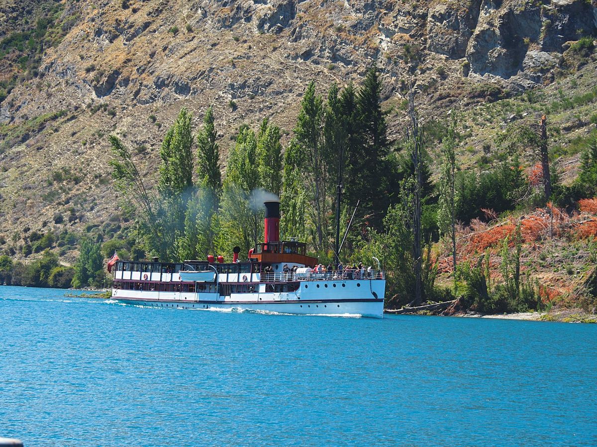 ワカティプ湖を蒸気船クルーズでウォルターピーク牧場へ
蒸気船に揺られて対岸...