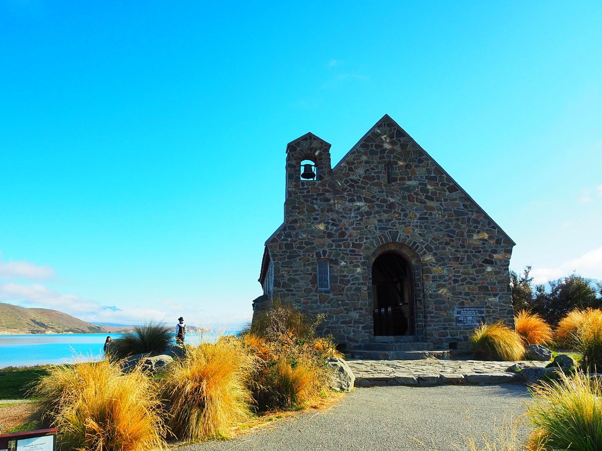 レイクテカポ
夜空の星も、昼間の晴天と湖の青さも美しい湖畔
羊飼いの教会も有名