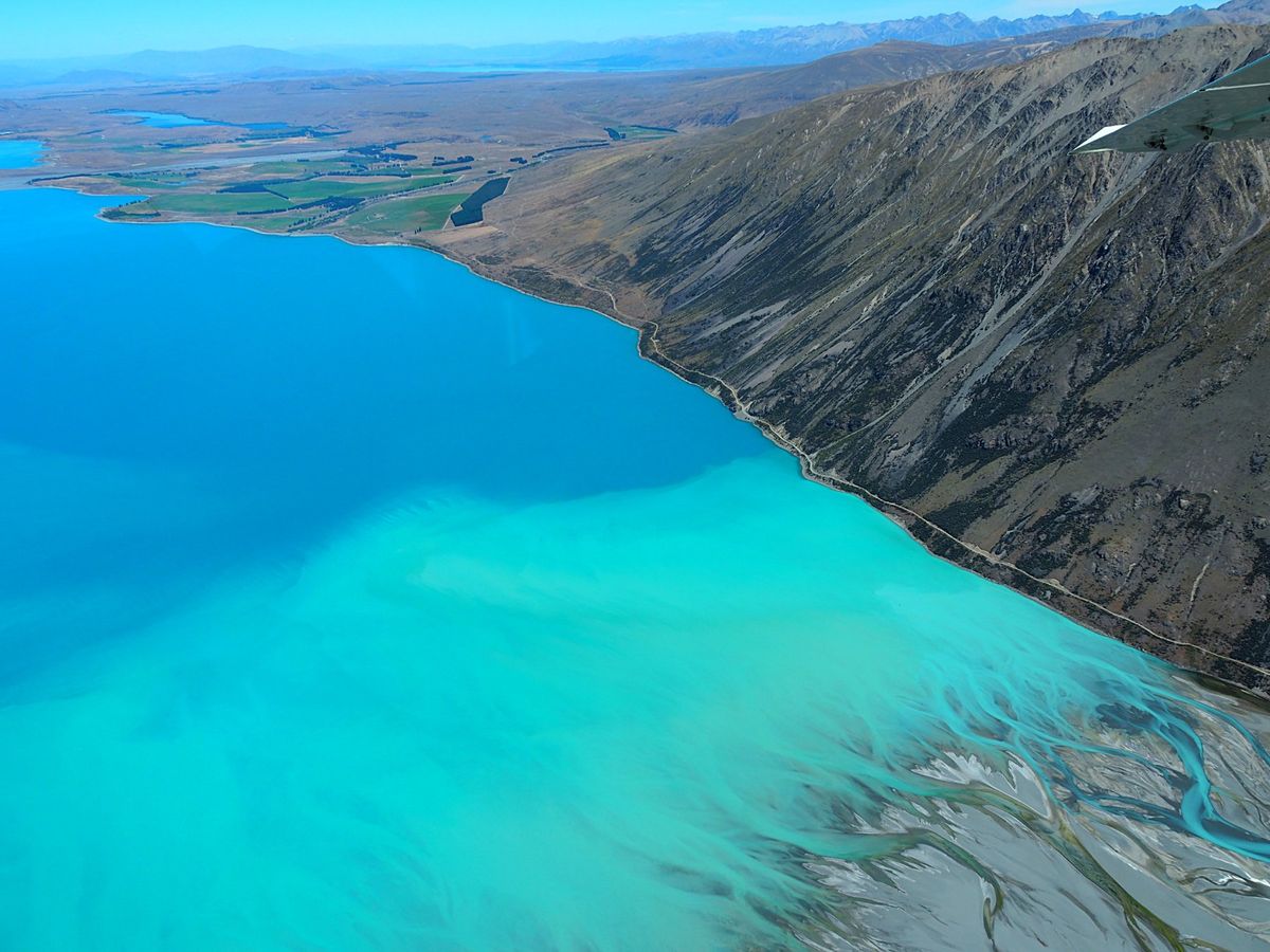 アオラキ・マウントクック国立公園遊覧飛行
テカポ発で約1時間の遊覧飛行に出...