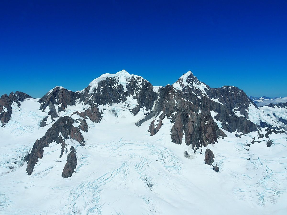 アオラキ・マウントクック国立公園遊覧飛行
テカポ発で約1時間の遊覧飛行に出...