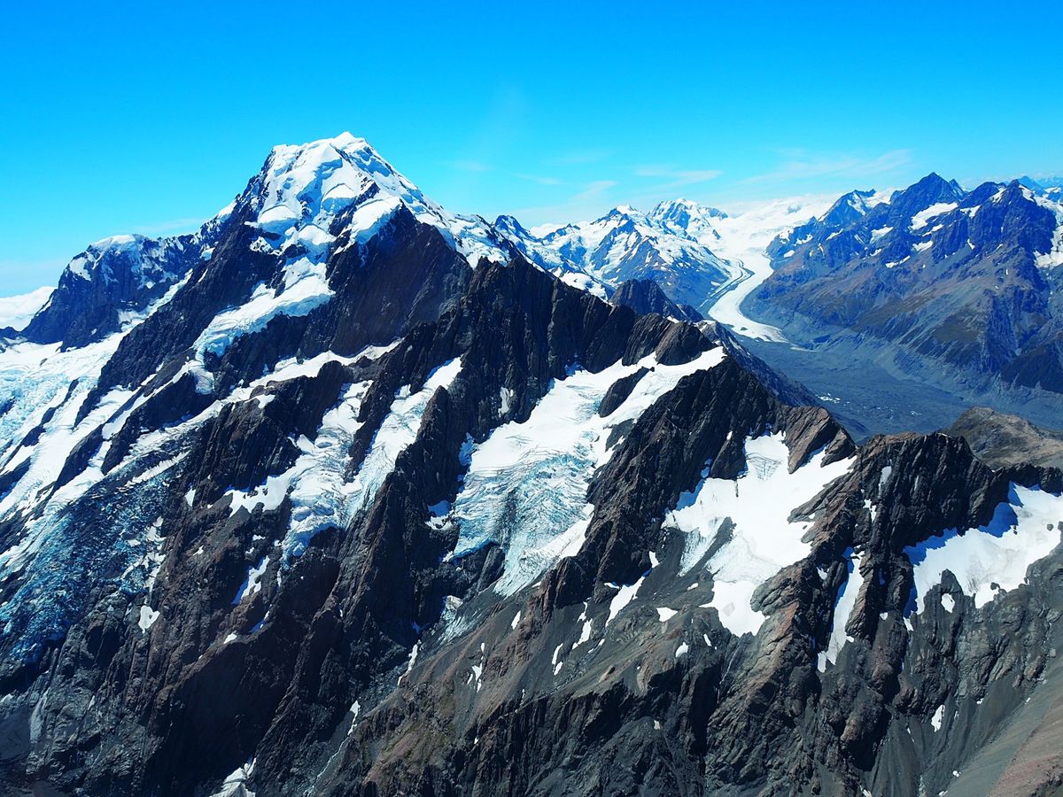 アオラキ・マウントクック国立公園遊覧飛行
テカポ発で約1時間の遊覧飛行に出...