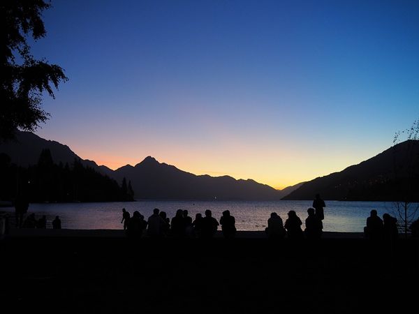 ニュージーランド「ニュージーランド　南島ぐるっとドライブ旅行」の写真：クイーンズタウンワカティプ湖を望むこの街は明...