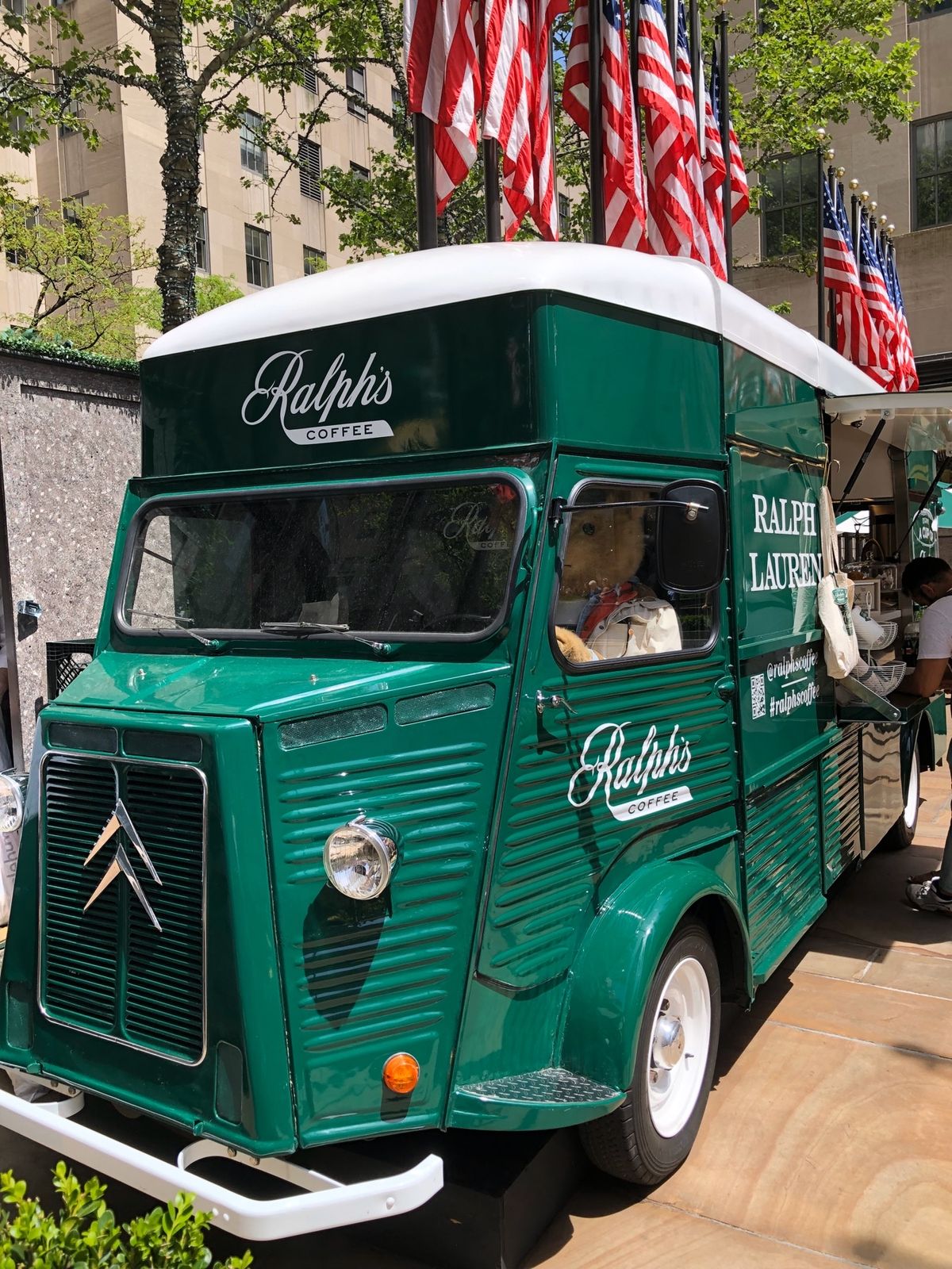 この後、また機内泊で欧州へ。