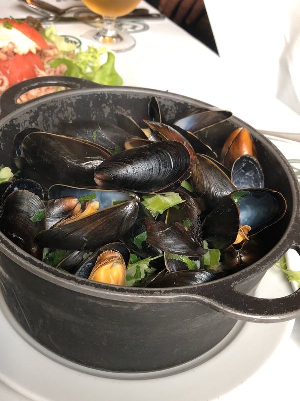 ベルギー「「弾丸世界一周15 ベルギー」」の写真：大鍋のムール貝❣️＆ビール🍺幸せ‼️