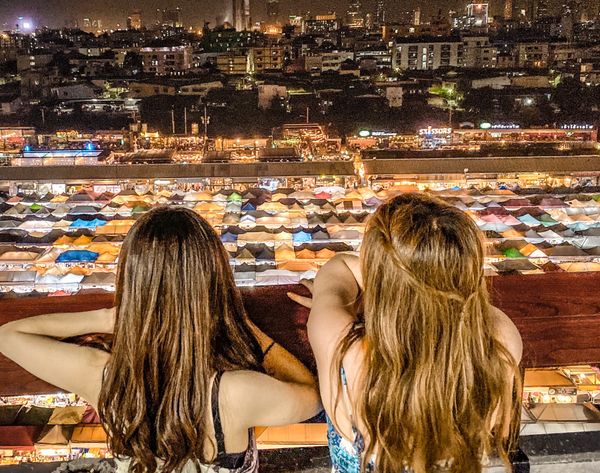 タイ・バンコク「バンコク旅行」の写真：ラチャダー鉄道市場。ここは屋台がたくさん...