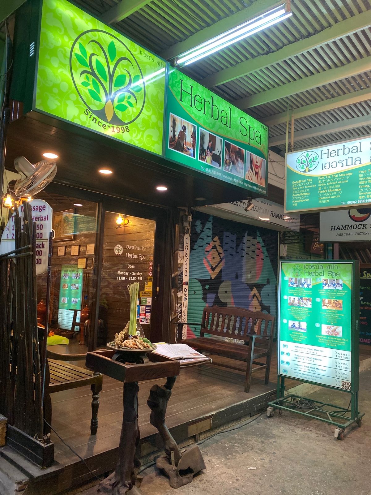 夜のカオサンロード。賑やかでたのしかったです。カオサンにあるマッサージ店は...