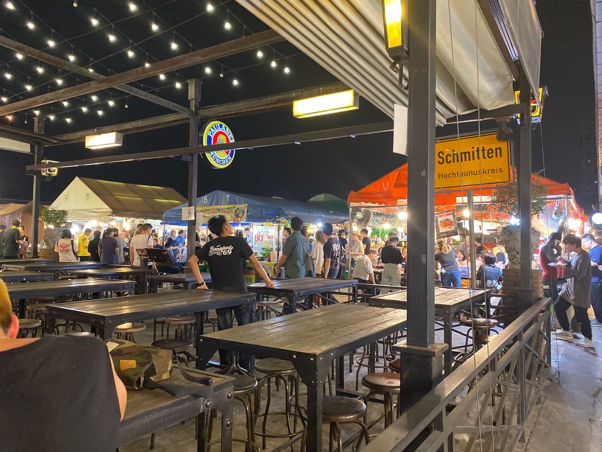 ラチャダー鉄道市場。ここは屋台がたくさんあってご飯食べたりお買い物できたり...