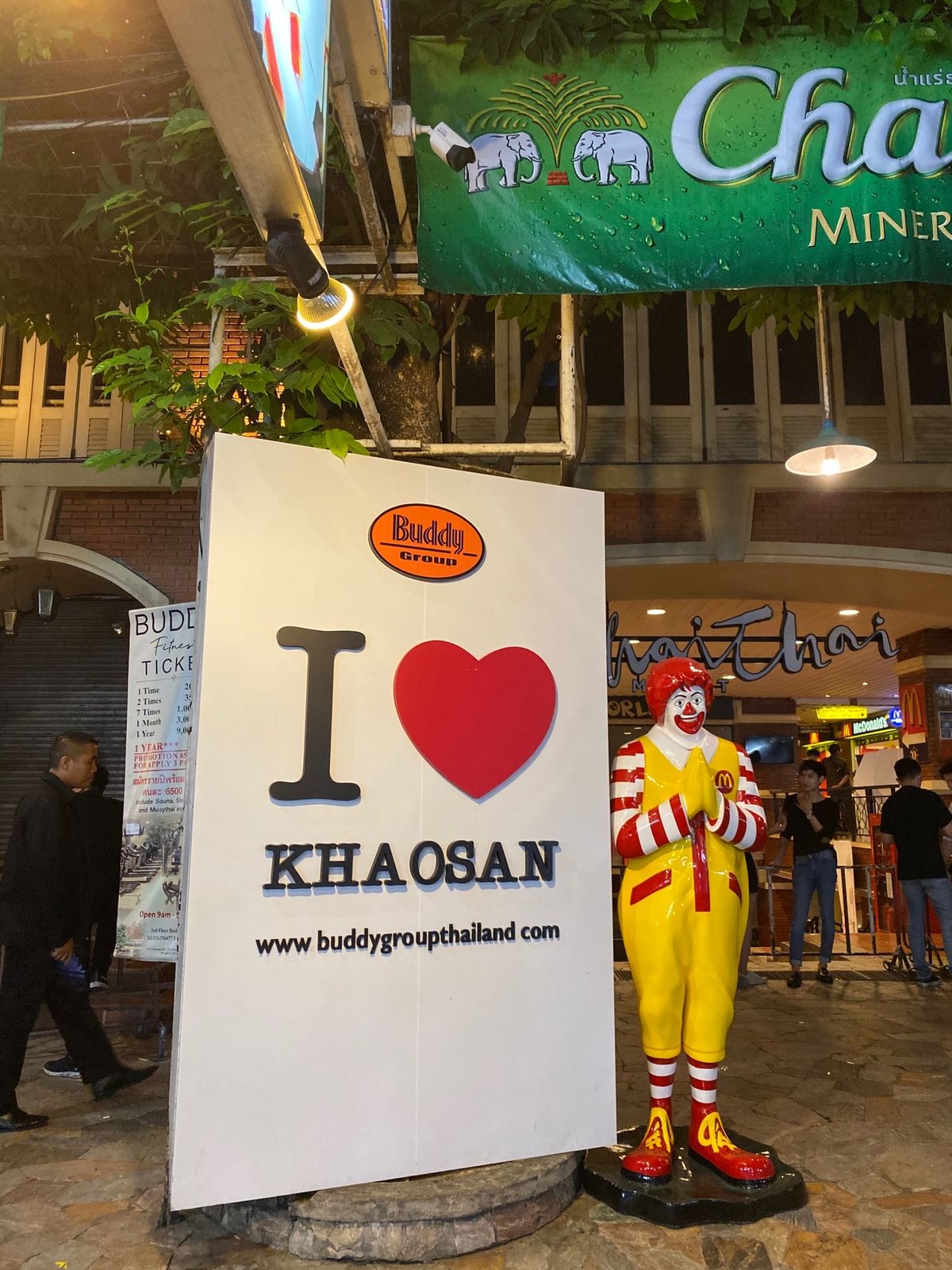 夜のカオサンロード。賑やかでたのしかったです。カオサンにあるマッサージ店は...