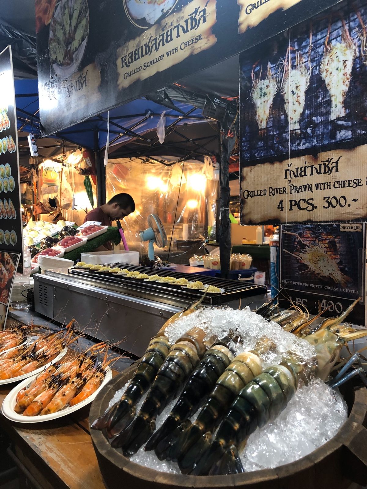 ラチャダー鉄道市場。ここは屋台がたくさんあってご飯食べたりお買い物できたり...