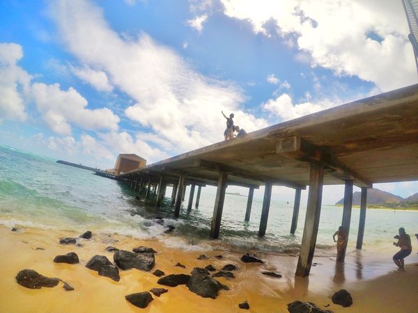 アメリカ(米国)・オアフ島「ハワイ2018」の写真：今回初めて行ったワイマナロビーチ。この橋...