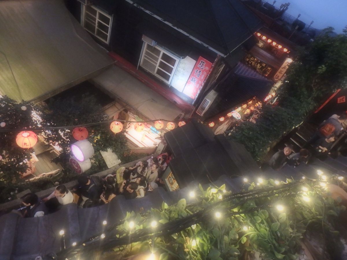 九份。千と千尋の神隠しのモデルになった場所といわれてるここは夜になると幻想...