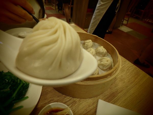 台湾「台湾旅行」の写真：鼎泰豊の有名な小籠包と有名なフワフワのマ...