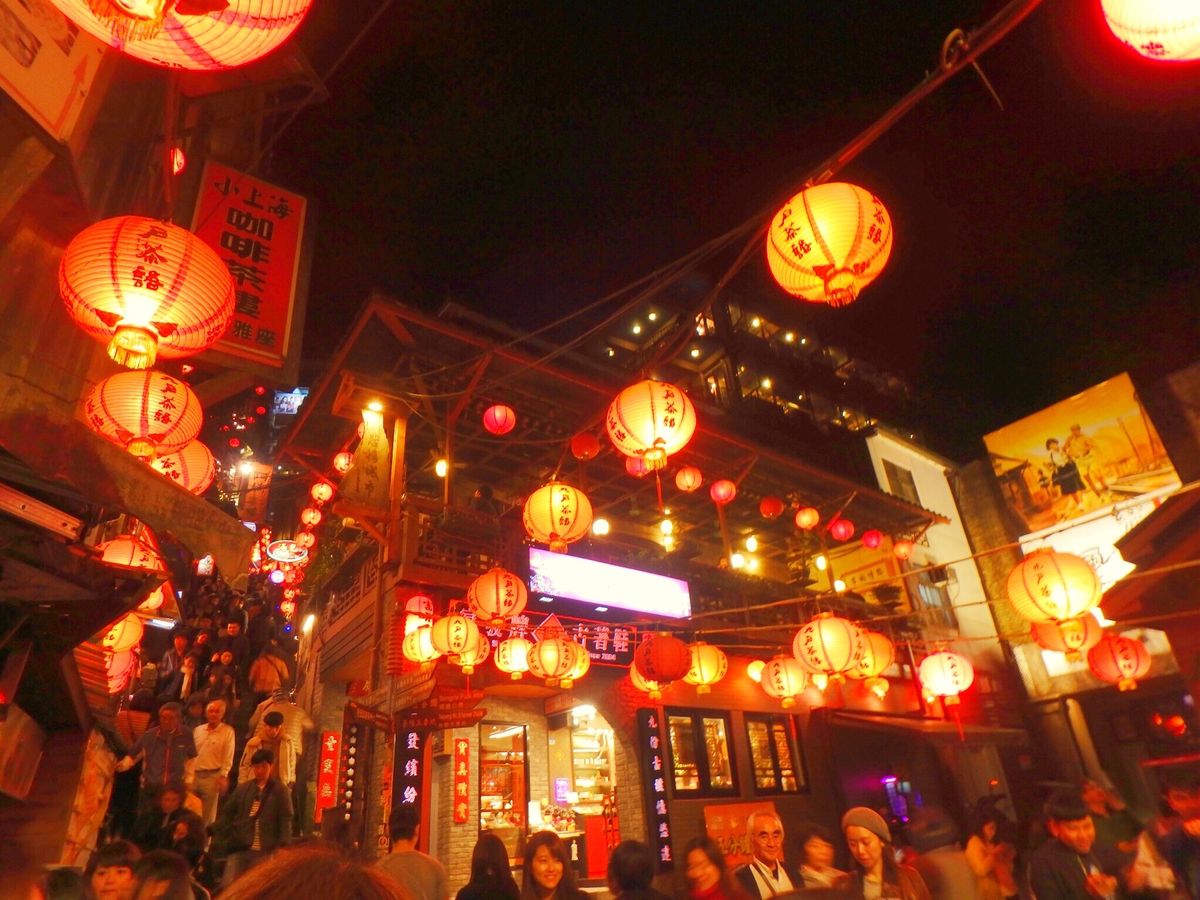 九份。千と千尋の神隠しのモデルになった場所といわれてるここは夜になると幻想...