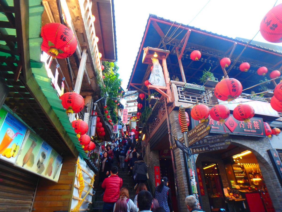 九份。千と千尋の神隠しのモデルになった場所といわれてるここは夜になると幻想...