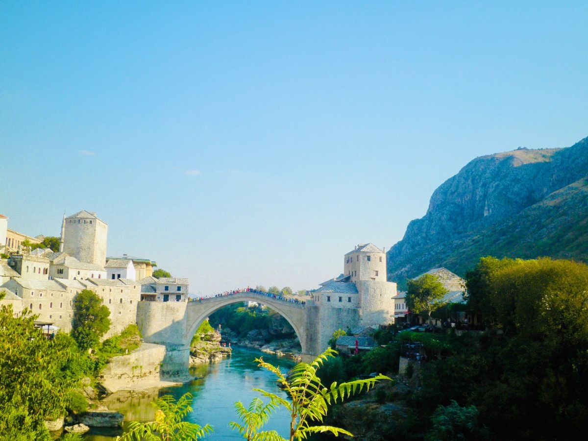 まだ戦争の色も濃く残る国でした。街中は石畳が滑るのなんの💦でも街自体はとて...