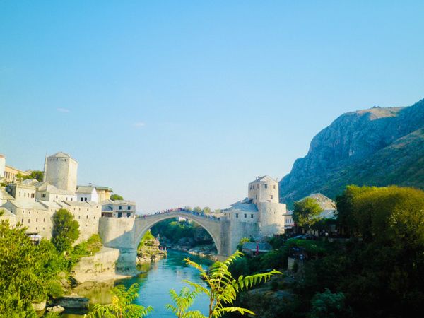 ボスニア・ヘルツェゴビナ「ボスニア・ヘルツェゴビナ（モスタル）」の写真：まだ戦争の色も濃く残る国でした。街中は石...