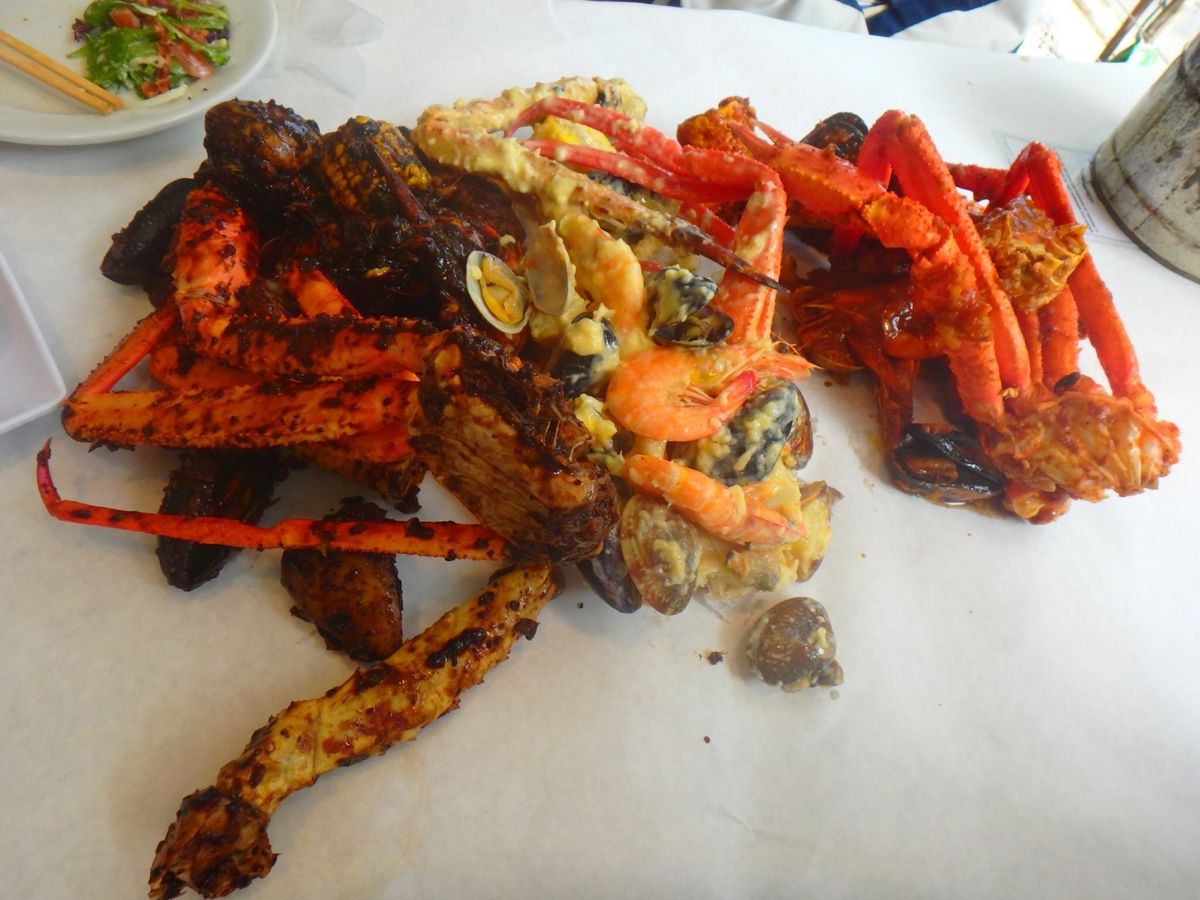 クラッキンキッチンの手掴みシーフードやハウツリーラナイのエッグベネディクト...