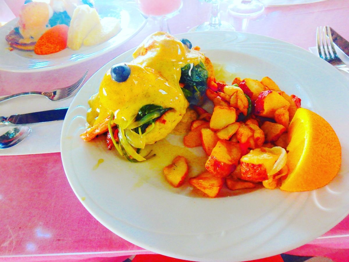 クラッキンキッチンの手掴みシーフードやハウツリーラナイのエッグベネディクト...