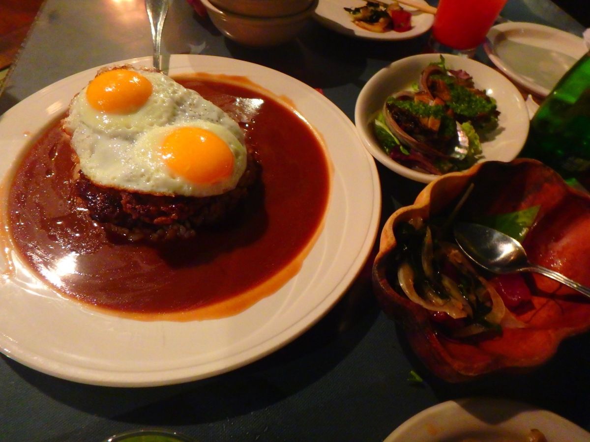 クラッキンキッチンの手掴みシーフードやハウツリーラナイのエッグベネディクト...