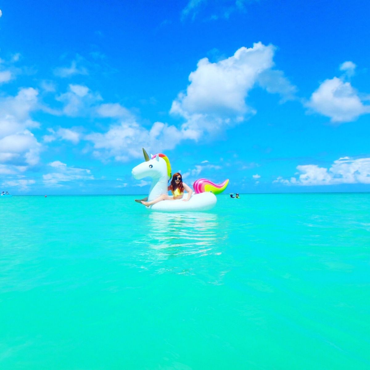 ホテルの前のタモンビーチとホテルのプール