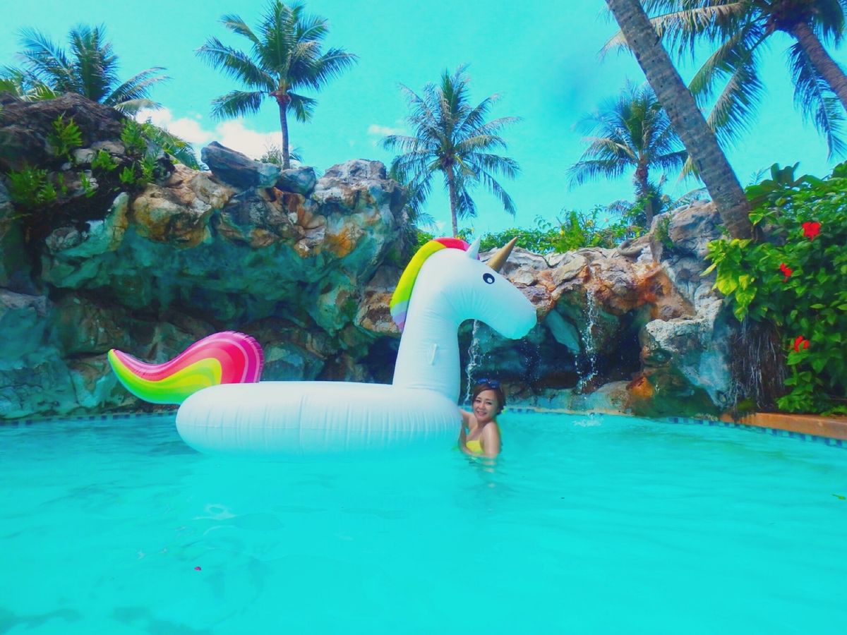 ホテルの前のタモンビーチとホテルのプール