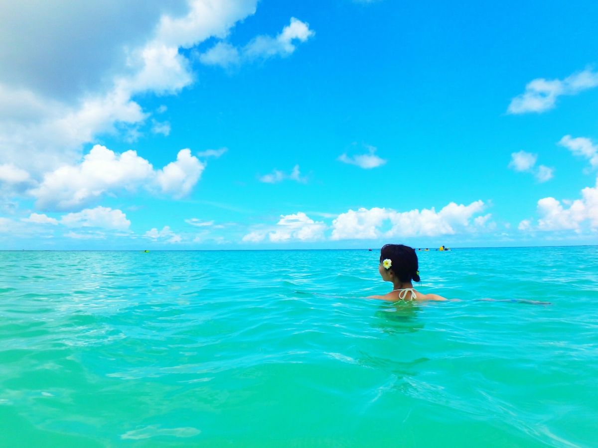 ホテルの前のタモンビーチとホテルのプール