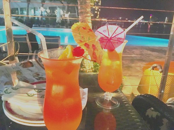 グアム・グアム「グアム旅行」の写真：プール沿いのホテルの一階のバー