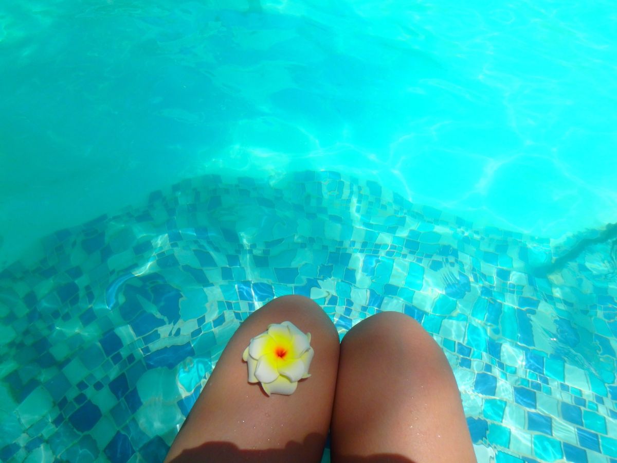 ホテルの前のタモンビーチとホテルのプール