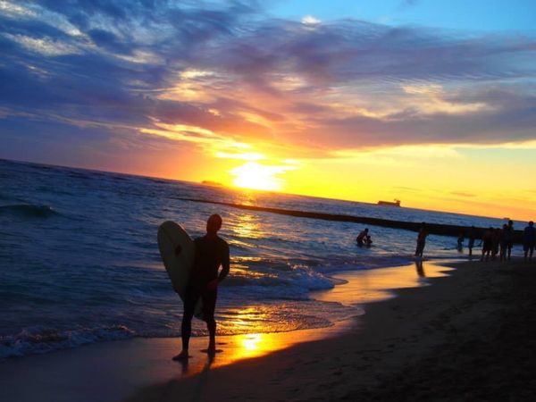 アメリカ(米国)・オアフ島「ハワイ2014」の写真：ワイキキの夕暮れ　夕日が一番すき