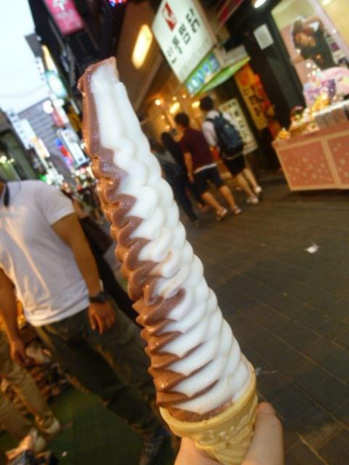 ロッテワールドとカジノはじめていきました。このトールソフトクリームはすごい...