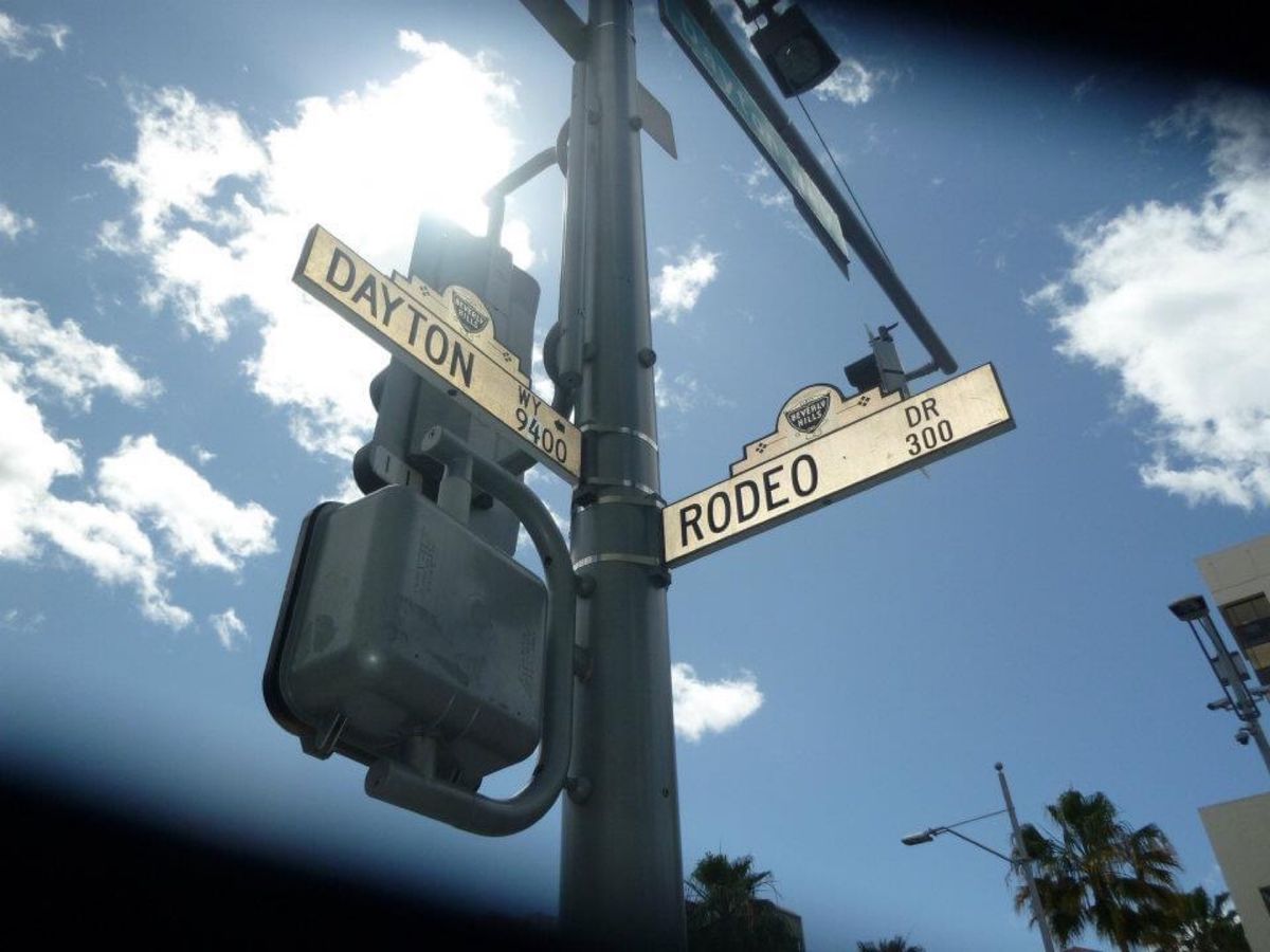 ロデオドライブ。この日はたしかロサンゼルスマラソンがたまたまやってたので車...