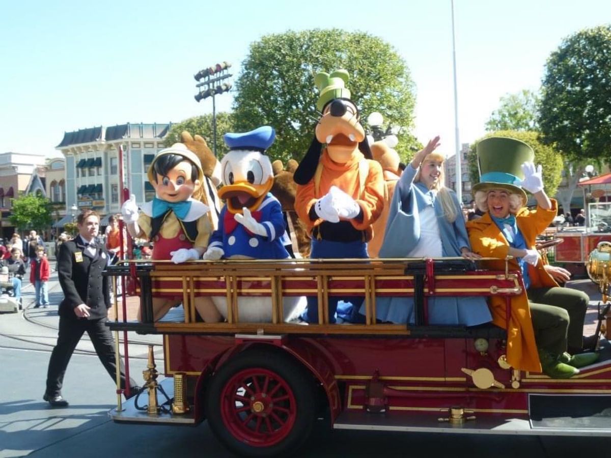 カリフォルニアディズニーランドとカリフォルニアアドベンチャーワールド、2パ...