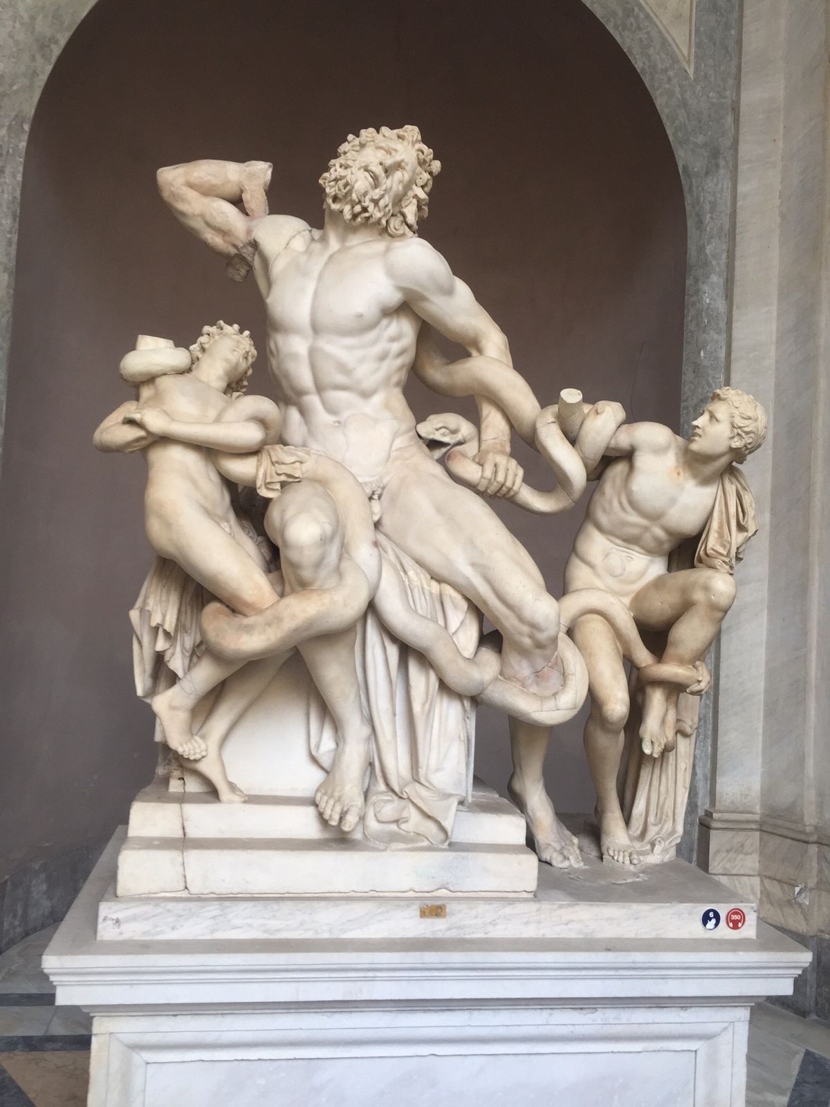 ローマ。
トレビの泉が工事中でした。
彫刻を間近で見られてラッキー！！！