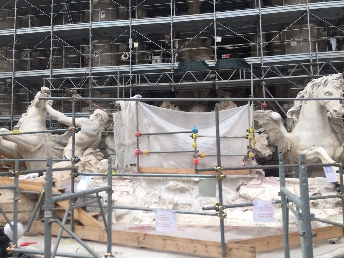 ローマ。
トレビの泉が工事中でした。
彫刻を間近で見られてラッキー！！！