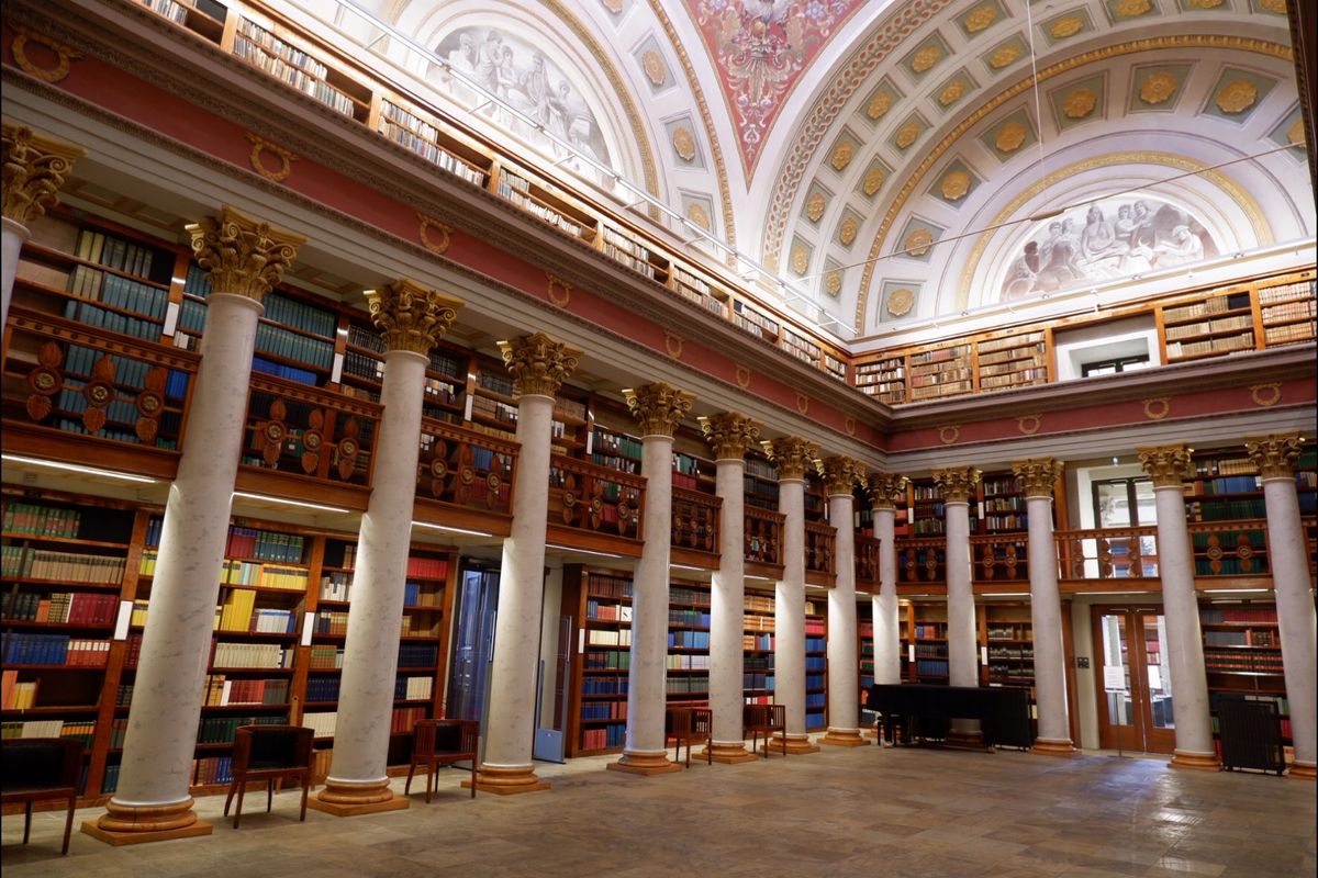 ヘルシンキ大聖堂の隣の図書館オススメです！！