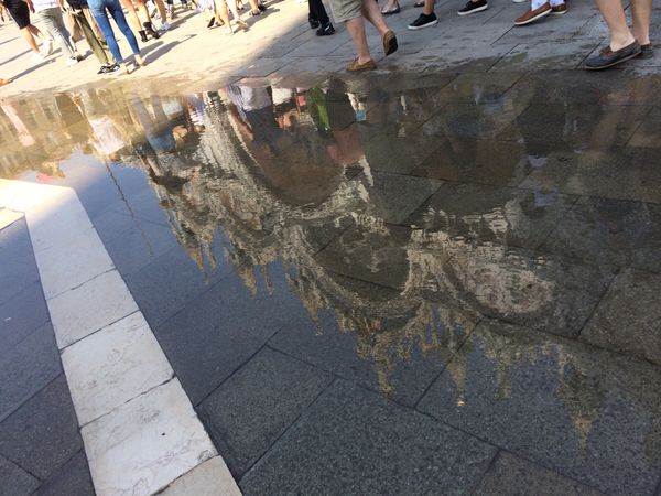 イタリア・ヴェネツィア「イタリア3都市ひとり旅」の写真：アクアアルタの水たまりに写る景色や、細い...