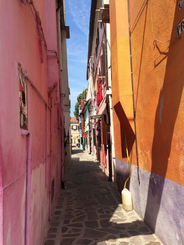 イタリア・ヴェネツィア「イタリア3都市ひとり旅」の写真：ブラーノ島。
カラフルな家が立ち並ぶ。
...