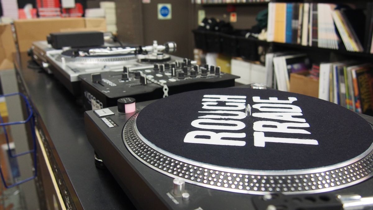 観光地はタワーブリッジ、修復作業中のビッグベン、大英博物館、自然史博物館へ...