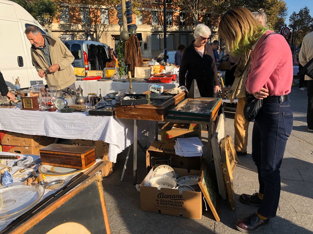 2日目
朝早く起き、セーヌ川沿いを散歩して地下鉄でVanvesの蚤の市へ。...